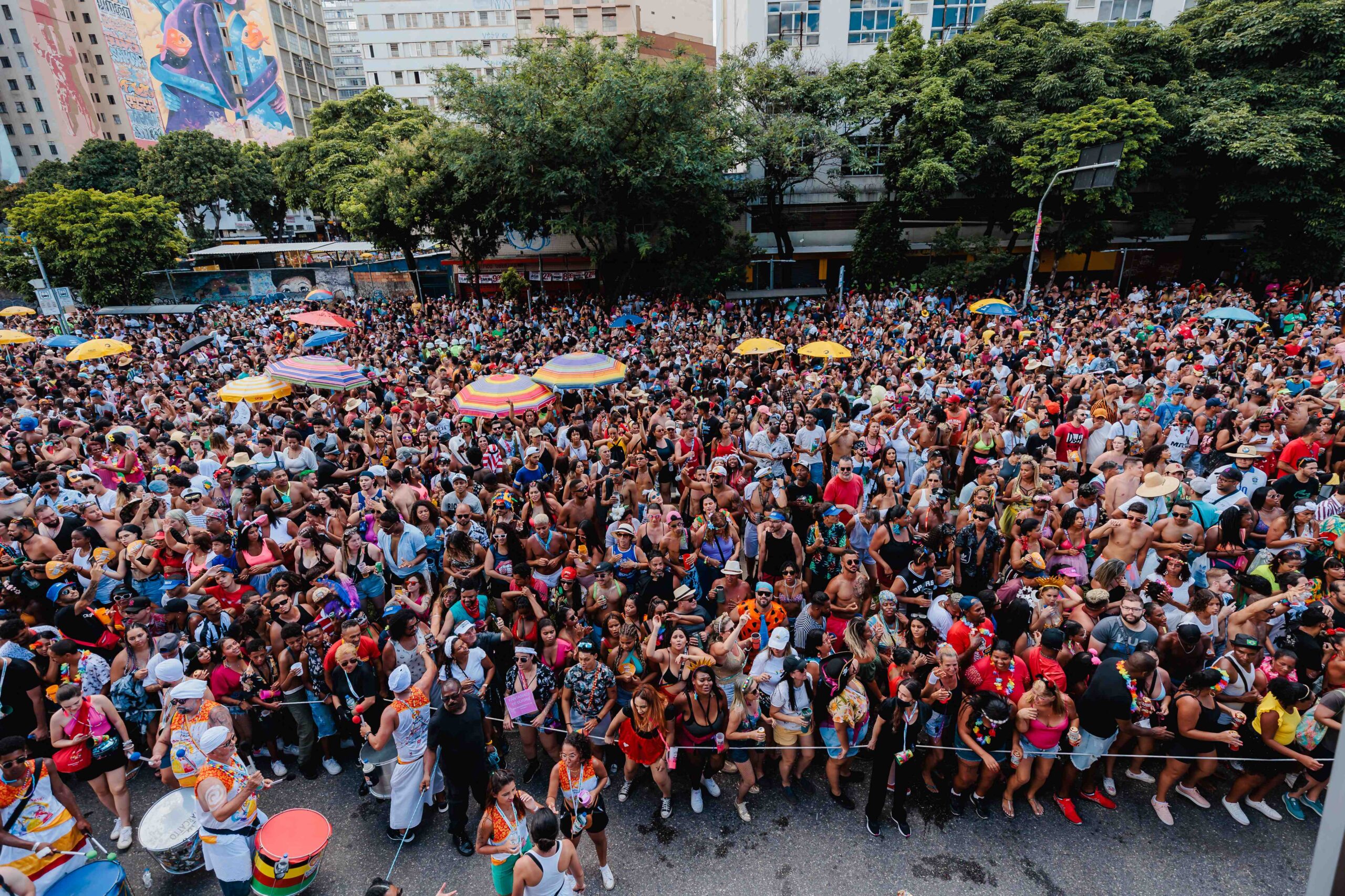 Foto de uma multidão se divertindo