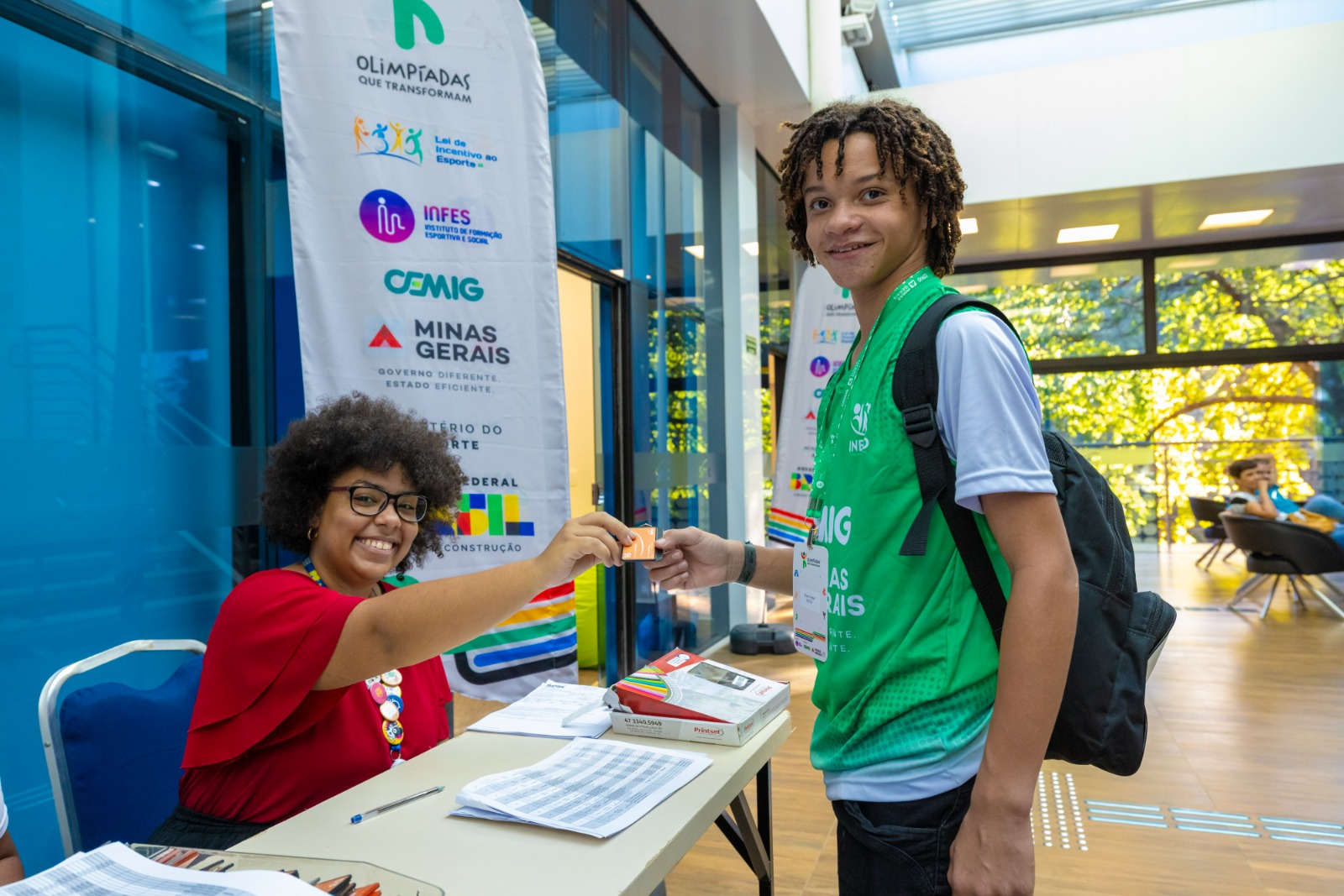 Imagem de dois meninos cumprimentando-se