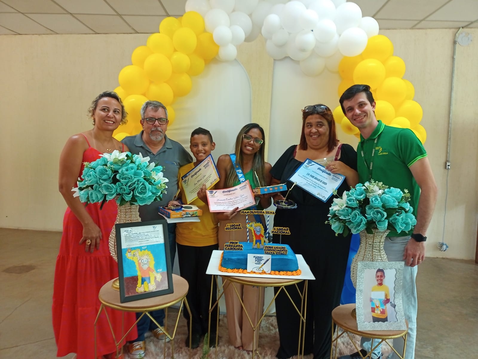 foto de jovens recebendo uma premiação
