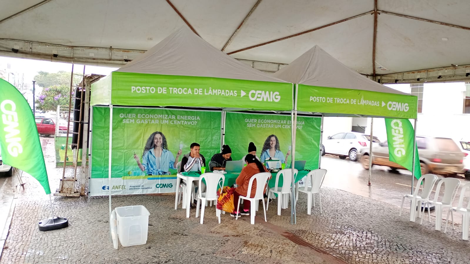 Pessoas sentadas em cadeiras reunidas