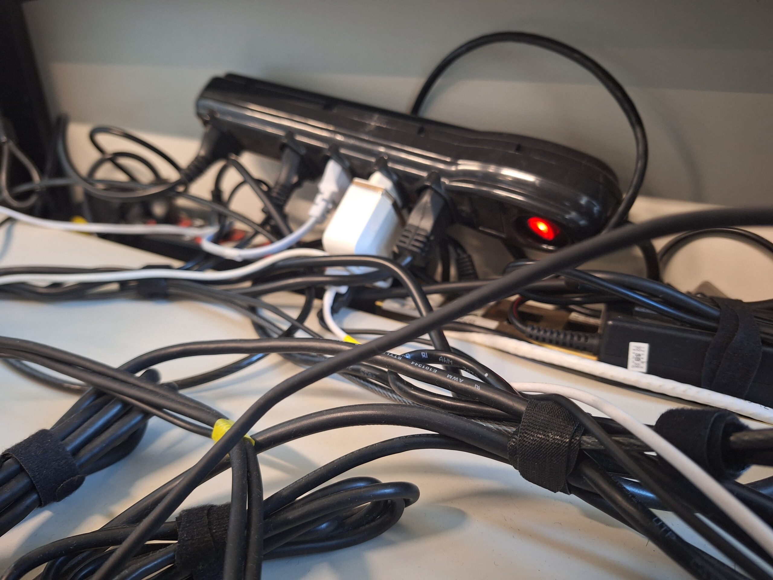 foto com várias tomadas conectadas em uma extensão