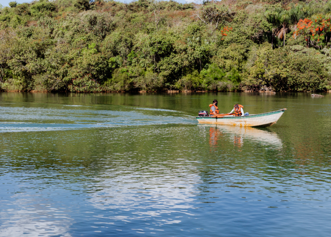 imagem de um barco navegando em um rio