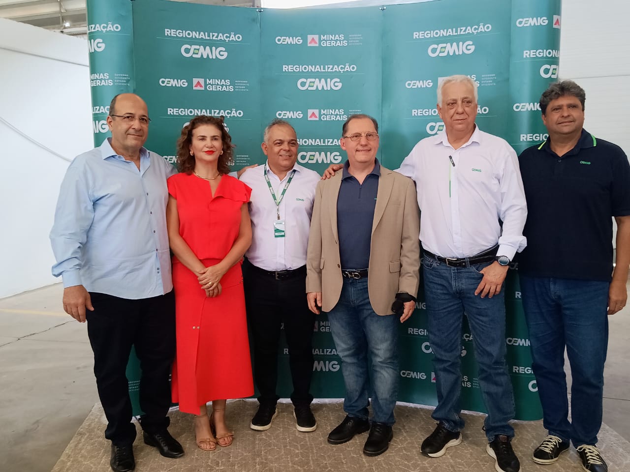 foto de pessoas reunidas 