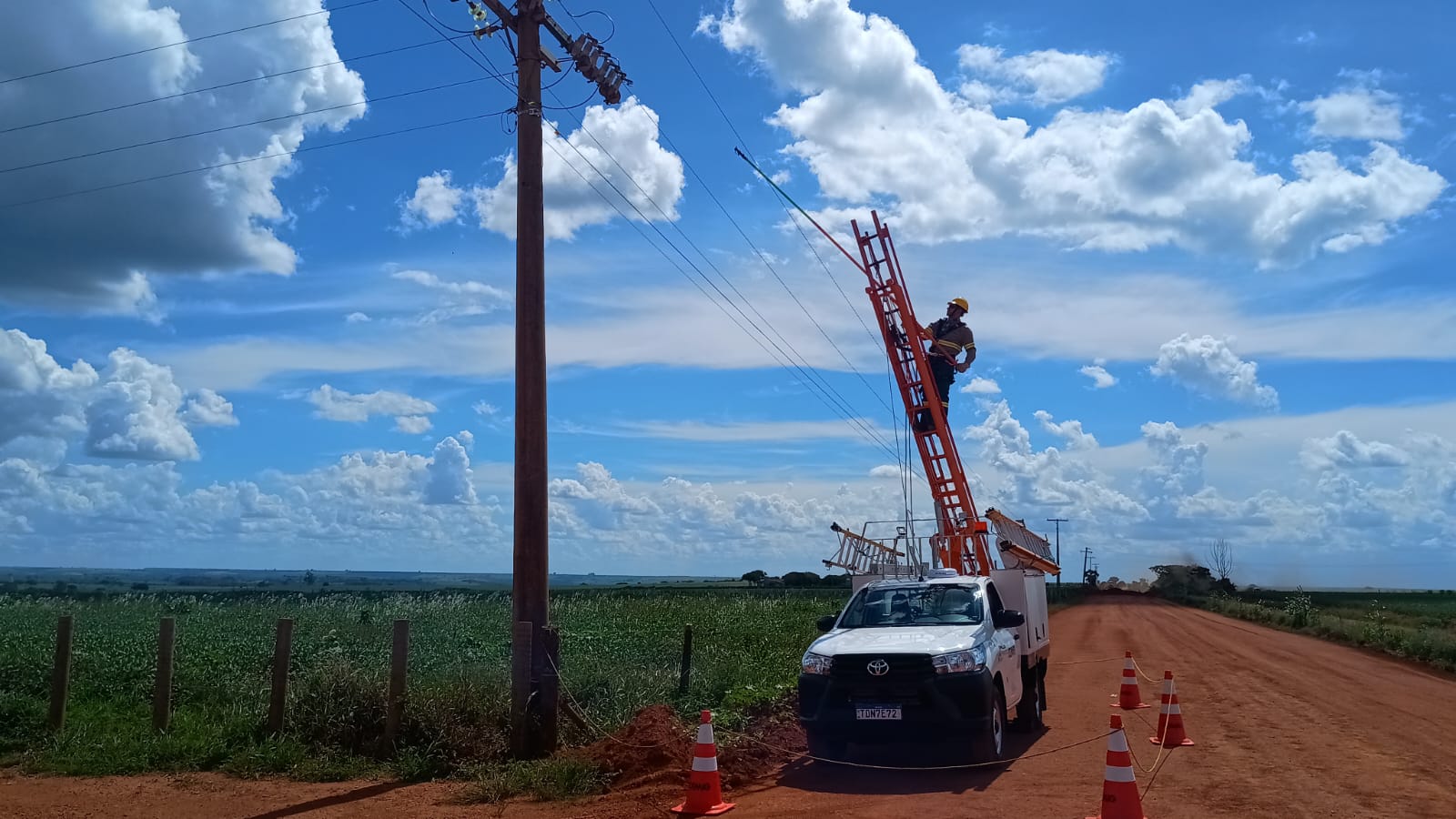 Caminhonete da Cemig realizando manutenção da rede elétrica em área rural