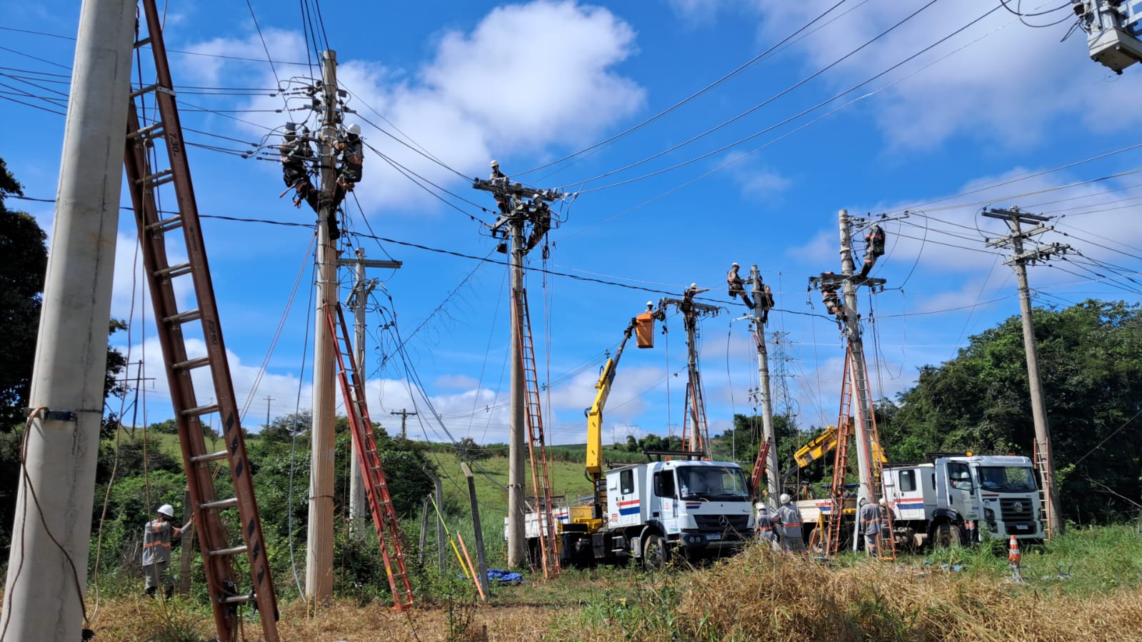 Imagem de um caminhão de manutenção embaixo de postes de iluminação