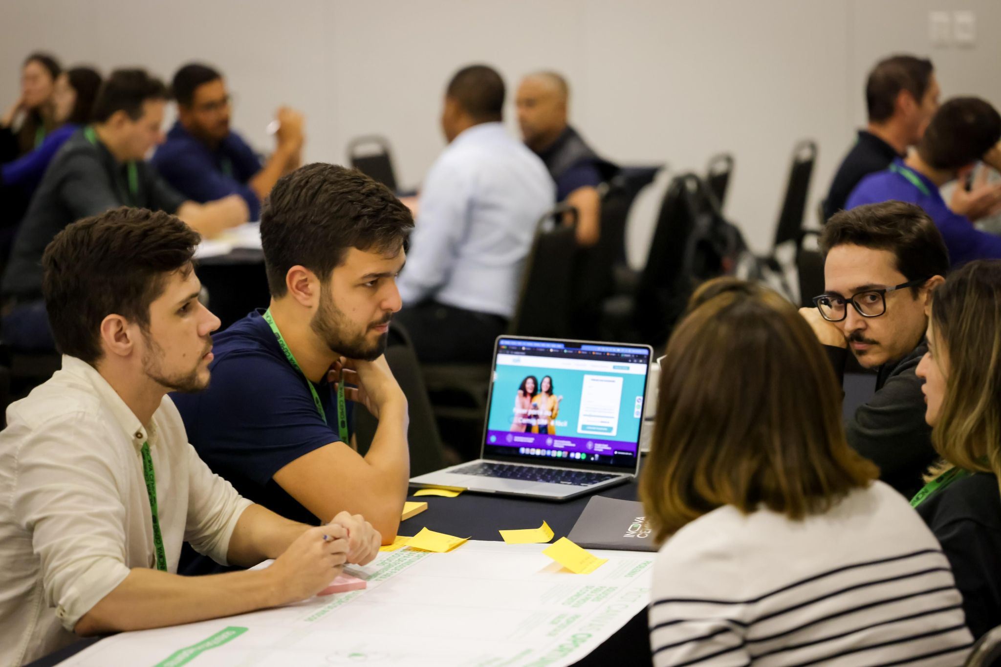 pessoas reunidas em reunião discutindo assuntos diversos